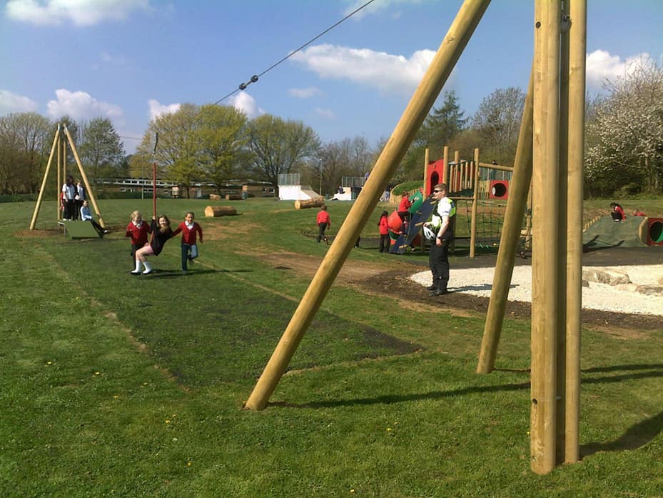 Tirolinas en parques infantiles
