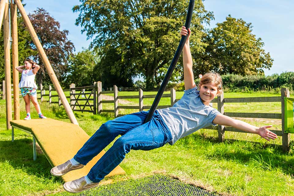 Tirolinas en parques infantiles